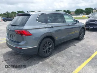 2024 Volkswagen Tiguan SE z VIN 3VV3B7AX9RM196186, wystawiony jako IAAI lot #42769059 z przebiegiem 16 258 mil mil oraz . Historia ofert i sprzedaży dostępna na DreamBid. Obrazek 4.