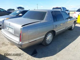 1998 Cadillac DeVille z VIN 1G6KD54Y4WU800220, wystawiony jako IAAI lot #41818035 z przebiegiem 121 555 mil mil oraz . Historia ofert i sprzedaży dostępna na DreamBid. Obrazek 4.