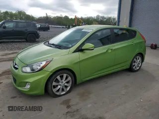 2013 Hyundai Accent SE z VIN KMHCU5AE3DU083068, wystawiony jako Copart lot #56389965 z przebiegiem 138 003 mil mil oraz Czysty tytuł • Clean title. Historia ofert i sprzedaży dostępna na DreamBid. Obrazek 1.