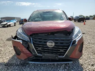 2024 Nissan Kicks SV z VIN 3N1CP5CV0RL521218, wystawiony jako Copart lot #56801265 z przebiegiem 128 784 mil mil oraz Szkoda całkowita • Salvage title. Historia ofert i sprzedaży dostępna na DreamBid. Obrazek 5.