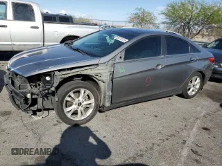 2013 Hyundai Sonata SE z VIN 5NPEC4AC8DH677545, wystawiony jako Copart lot #59770115 z przebiegiem Nie podano mil oraz Szkoda całkowita • Salvage title. Historia ofert i sprzedaży dostępna na DreamBid. Obrazek 1.