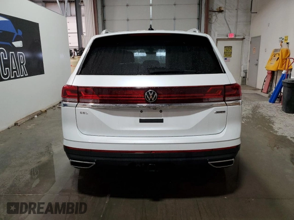 2024 Volkswagen Atlas SEL with VIN 1V2BR2CA1RC516585, listed as a Copart auction lot 44335095 with 17,611 mi miles and Clean title. Bid and sale history available at DreamBid. Image 6.