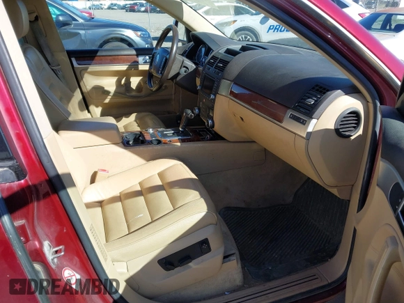 2004 Volkswagen Touareg z VIN WVGBC67L24D004600, wystawiony jako IAAI lot #42283582 z przebiegiem 192 135 mil mil oraz . Historia ofert i sprzedaży dostępna na DreamBid. Obrazek 5.