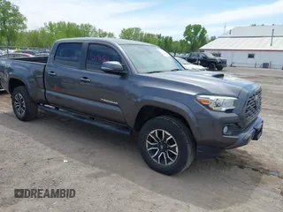 2021 Toyota Tacoma SR5 z VIN 3TYDZ5BNXMT003542, wystawiony jako IAAI lot #42190502 z przebiegiem 40 083 mil mil oraz . Historia ofert i sprzedaży dostępna na DreamBid. Obrazek 1.