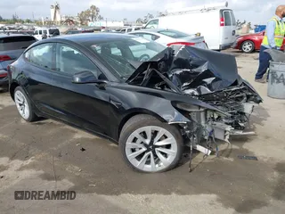 2021 Tesla Model 3 Long Range z VIN 5YJ3E1EB0MF855531, wystawiony jako IAAI lot #42079034 z przebiegiem 35 899 mil mil oraz . Historia ofert i sprzedaży dostępna na DreamBid. Obrazek 1.