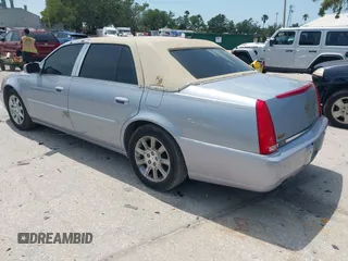 2006 Cadillac DTS 1SC z VIN 1G6KD57Y56U109483, wystawiony jako IAAI lot #42103757 z przebiegiem 106 746 mil mil oraz . Historia ofert i sprzedaży dostępna na DreamBid. Obrazek 3.