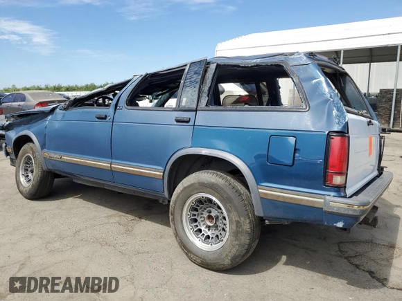 1994 GMC Jimmy SL z VIN 1GKCS13WXR0532905, wystawiony jako Copart lot #60670404 z przebiegiem 116 002 mil mil oraz Nie do naprawy. Historia ofert i sprzedaży dostępna na DreamBid. Obrazek 2.