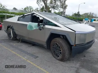 2024 Tesla Cybertruck z VIN 7G2CEHED9RA017042, wystawiony jako IAAI lot #42098366 z przebiegiem 11 652 mil mil oraz . Historia ofert i sprzedaży dostępna na DreamBid. Obrazek 1.