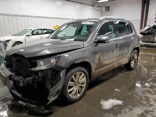 2013 Volkswagen Tiguan SE z VIN WVGBV7AX9DW001483, wystawiony jako Copart lot #46812705 z przebiegiem 144 462 mil mil oraz Szkoda całkowita • Salvage title. Historia ofert i sprzedaży dostępna na DreamBid. Obrazek 1.