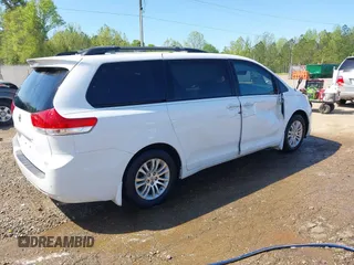 2014 Toyota Sienna XLE z VIN 5TDYK3DC7ES431782, wystawiony jako IAAI lot #41975182 z przebiegiem 191 870 mil mil oraz . Historia ofert i sprzedaży dostępna na DreamBid. Obrazek 4.
