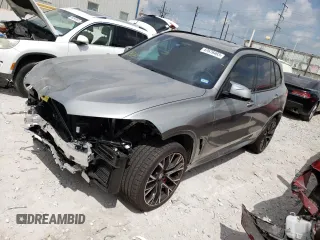 2023 BMW X5 M z VIN 5YMJU0C02P9P67480, wystawiony jako Copart lot #47676403 z przebiegiem 2 242 mil mil oraz . Historia ofert i sprzedaży dostępna na DreamBid. Obrazek 1.