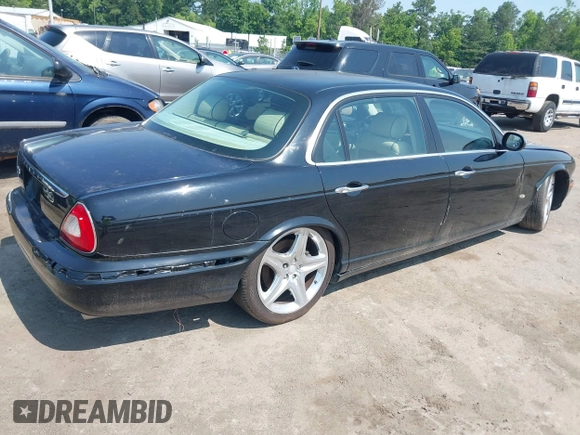 2007 Jaguar XJ Vanden Plas z VIN SAJWA82B87SH13560, wystawiony jako IAAI lot #42502145 z przebiegiem 211 075 mil mil oraz . Historia ofert i sprzedaży dostępna na DreamBid. Obrazek 4.