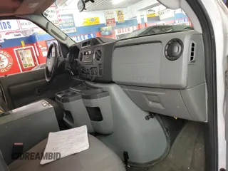 2009 Ford Econoline Cargo z VIN 1FTNE24L79DA83987, wystawiony jako IAAI lot #42484076 z przebiegiem 137 361 mil mil oraz . Historia ofert i sprzedaży dostępna na DreamBid. Obrazek 3.