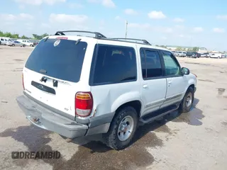 2000 Ford Explorer XLT z VIN 1FMZU63E7YZA06774, wystawiony jako IAAI lot #42240135 z przebiegiem 329 219 mil mil oraz . Historia ofert i sprzedaży dostępna na DreamBid. Obrazek 4.