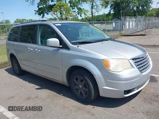 2010 Chrysler Town & Country Touring z VIN 2A4RR5D14AR319240, wystawiony jako IAAI lot #42389888 z przebiegiem 220 850 mil mil oraz . Historia ofert i sprzedaży dostępna na DreamBid. Obrazek 1.