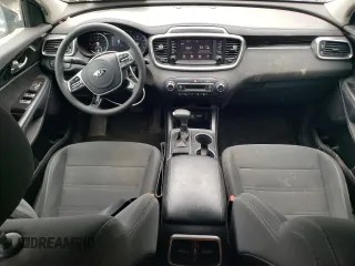 2019 Kia Sorento LX z VIN 5XYPG4A57KG486895, wystawiony jako Copart lot #58470815 z przebiegiem 151 217 mil mil oraz Czysty tytuł • Clean title. Historia ofert i sprzedaży dostępna na DreamBid. Obrazek 8.