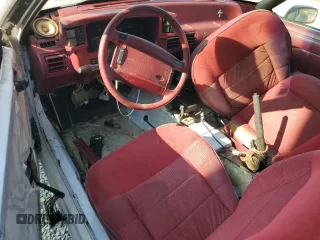 1993 Ford Mustang z VIN 1FACP44M9PF187992, wystawiony jako Copart lot #68557154 z przebiegiem 63 008 mil mil oraz Czysty tytuł • Clean title. Historia ofert i sprzedaży dostępna na DreamBid. Obrazek 8.