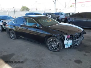 2023 Lexus ES 300h z VIN 58ADA1C15PU029980, wystawiony jako IAAI lot #40486848 z przebiegiem 49 775 mil mil oraz . Historia ofert i sprzedaży dostępna na DreamBid. Obrazek 1.