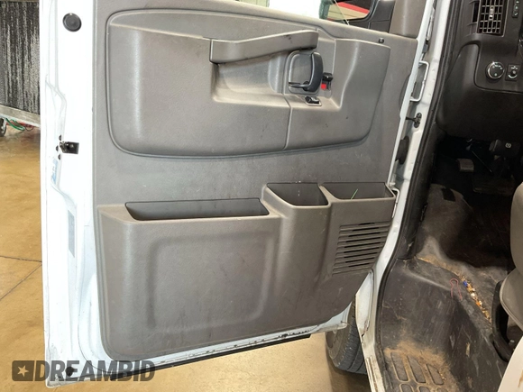 2021 Chevrolet Express Cargo z VIN 1GCWGAFP5M1201537, wystawiony jako IAAI lot #42642579 z przebiegiem 96 732 mil mil oraz . Historia ofert i sprzedaży dostępna na DreamBid. Obrazek 17.