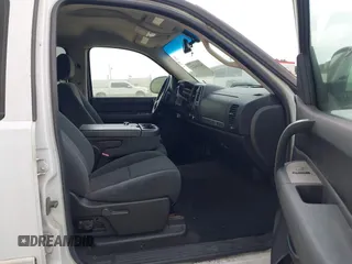 2008 GMC Sierra 1500 Work Truck z VIN 2GTEK133981178274, wystawiony jako IAAI lot #42146222 z przebiegiem 246 353 mil mil oraz . Historia ofert i sprzedaży dostępna na DreamBid. Obrazek 5.