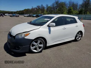 2009 Toyota Matrix S z VIN 2T1LE40E99C004312, wystawiony jako Copart lot #57679935 z przebiegiem 149 608 mil mil oraz Tytuł czysty. Historia ofert i sprzedaży dostępna na DreamBid. Obrazek 1.