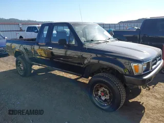 1993 Toyota Pickup DLX z VIN JT4VN13D0P5117232, wystawiony jako IAAI lot #42465811 z przebiegiem 277 253 mil mil oraz . Historia ofert i sprzedaży dostępna na DreamBid. Obrazek 1.