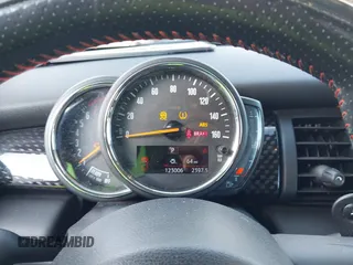 2020 MINI Hardtop Cooper S z VIN WMWXR5C00L2M23924, wystawiony jako IAAI lot #41520706 z przebiegiem 123 006 mil mil oraz . Historia ofert i sprzedaży dostępna na DreamBid. Obrazek 7.