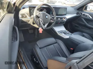 2024 BMW 4 Series 430i z VIN WBA23AT02RCR74086, wystawiony jako Copart lot #45693975 z przebiegiem 17 281 mil mil oraz Tytuł czysty. Historia ofert i sprzedaży dostępna na DreamBid. Obrazek 8.