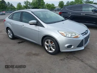 2013 Ford Focus SE z VIN 1FADP3F21DL142200, wystawiony jako IAAI lot #42250413 z przebiegiem 141 696 mil mil oraz . Historia ofert i sprzedaży dostępna na DreamBid. Obrazek 1.
