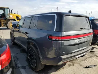 2025 Rivian R1S Adventure z VIN 7PDSGBBA5SN048839, wystawiony jako Copart lot #89199375 z przebiegiem 5177 mil mil oraz Szkody całkowita. Historia ofert i sprzedaży dostępna na DreamBid. Obrazek 2.