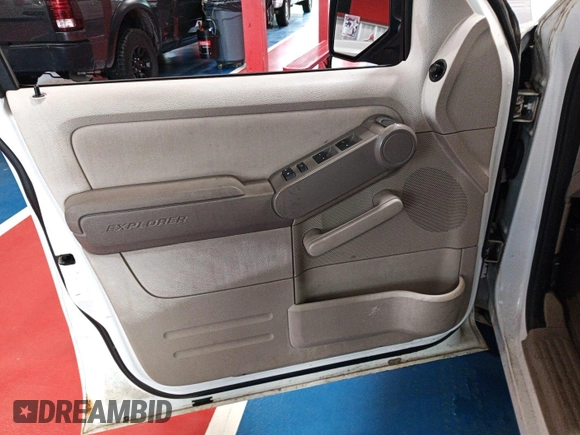 2006 Ford Explorer XLS z VIN 1FMEU72E26UB03509, wystawiony jako IAAI lot #42511818 z przebiegiem 126 541 mil mil oraz . Historia ofert i sprzedaży dostępna na DreamBid. Obrazek 30.
