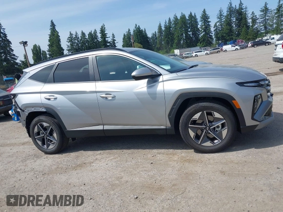 2025 Hyundai Tucson SEL z VIN 5NMJB3DE9SH554856, wystawiony jako IAAI lot #42460268 z przebiegiem 688 mil mil oraz . Historia ofert i sprzedaży dostępna na DreamBid. Obrazek 14.