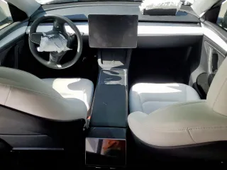 2024 Tesla Model Y Long Range z VIN 7SAYGDEE0RA313929, wystawiony jako Copart lot #59548725 z przebiegiem Nie podano mil oraz Szkoda całkowita • Salvage title. Historia ofert i sprzedaży dostępna na DreamBid. Obrazek 8.
