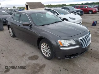 2013 Chrysler 300 z VIN 2C3CCAAG9DH707447, wystawiony jako IAAI lot #42292077 z przebiegiem 171 329 mil mil oraz . Historia ofert i sprzedaży dostępna na DreamBid. Obrazek 1.