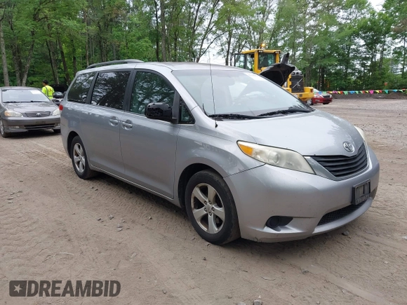 2012 Toyota Sienna LE AAS z VIN 5TDKK3DC7CS222416, wystawiony jako IAAI lot #42360994 z przebiegiem 241 498 mil mil oraz . Historia ofert i sprzedaży dostępna na DreamBid. Obrazek 1.