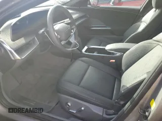 2024 Lucid Air Pure z VIN 50EA1PGA2RA005678, wystawiony jako Copart lot #73879864 z przebiegiem 1548 mil mil oraz Nie do naprawy. Historia ofert i sprzedaży dostępna na DreamBid. Obrazek 7.