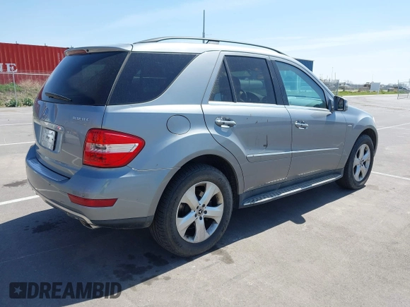 2011 Mercedes-Benz M ML 350 BlueTEC with VIN 4JGBB2FB8BA625553, listed as a IAAI auction lot 42063572 with 186,918 mi miles. Bid and sale history available at carsss.com. Image 4.