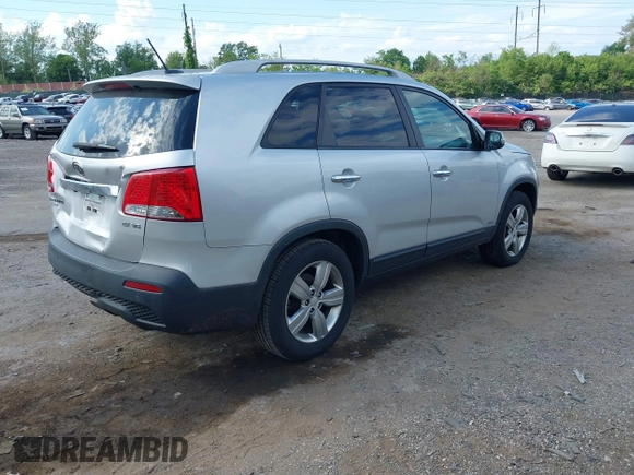 2013 Kia Sorento EX z VIN 5XYKUDA22DG413039, wystawiony jako IAAI lot #42197700 z przebiegiem 132 381 mil mil oraz . Historia ofert i sprzedaży dostępna na DreamBid. Obrazek 4.