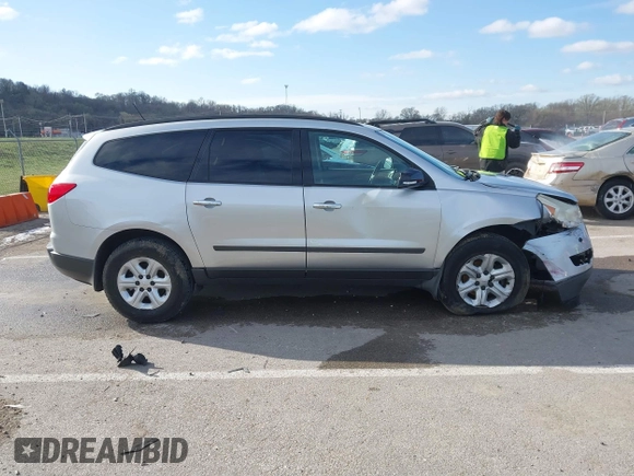 2012 Chevrolet Traverse LS z VIN 1GNKRFED7CJ330186, wystawiony jako IAAI lot #41806198 z przebiegiem 132 703 mil mil oraz . Historia ofert i sprzedaży dostępna na DreamBid. Obrazek 13.