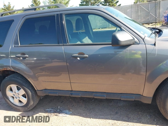 2012 Ford Escape XLT z VIN 1FMCU9DG7CKB28270, wystawiony jako IAAI lot #42607520 z przebiegiem 129 758 mil mil oraz . Historia ofert i sprzedaży dostępna na DreamBid. Obrazek 13.