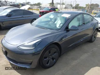 2023 Tesla Model 3 z VIN 5YJ3E1EA5PF700307, wystawiony jako IAAI lot #42034319 z przebiegiem 32 945 mil mil oraz . Historia ofert i sprzedaży dostępna na DreamBid. Obrazek 2.