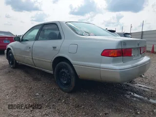 2001 Toyota Camry LE z VIN 4T1BF28K21U126925, wystawiony jako IAAI lot #42401694 z przebiegiem 237 112 mil mil oraz . Historia ofert i sprzedaży dostępna na DreamBid. Obrazek 3.