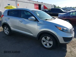 2013 Kia Sportage LX z VIN KNDPBCA26D7352118, wystawiony jako IAAI lot #42034901 z przebiegiem 130 492 mil mil oraz . Historia ofert i sprzedaży dostępna na DreamBid. Obrazek 1.