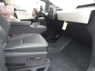 2024 Tesla Cybertruck z VIN 7G2CEHED7RA041694, wystawiony jako IAAI lot #41960418 z przebiegiem 1 177 mil mil oraz . Historia ofert i sprzedaży dostępna na DreamBid. Obrazek 5.