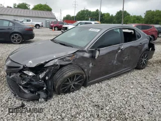 2023 Toyota Camry SE z VIN 4T1G11AK3PU744062, wystawiony jako Copart lot #58053045 z przebiegiem Nie podano mil oraz Szkoda całkowita • Salvage title. Historia ofert i sprzedaży dostępna na DreamBid. Obrazek 1.