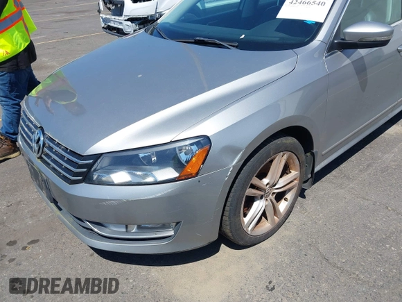 2014 Volkswagen Passat SEL Premium z VIN 1VWCN7A30EC097025, wystawiony jako IAAI lot #42466540 z przebiegiem 149 307 mil mil oraz . Historia ofert i sprzedaży dostępna na DreamBid. Obrazek 6.