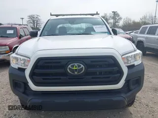2018 Toyota Tacoma SR z VIN 5TFSX5EN3JX058375, wystawiony jako IAAI lot #42115157 z przebiegiem 171 454 mil mil oraz . Historia ofert i sprzedaży dostępna na DreamBid. Obrazek 13.