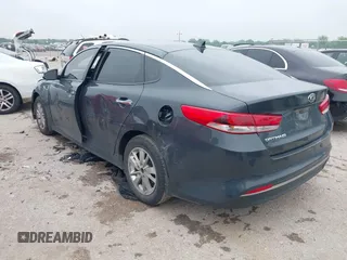2016 Kia Optima LX z VIN KNAGT4L30G5070000, wystawiony jako IAAI lot #42169747 z przebiegiem 267 498 mil mil oraz . Historia ofert i sprzedaży dostępna na DreamBid. Obrazek 3.