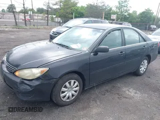 2005 Toyota Camry STD z VIN 4T1BE32K55U632921, wystawiony jako IAAI lot #42341618 z przebiegiem 268 557 mil mil oraz . Historia ofert i sprzedaży dostępna na DreamBid. Obrazek 2.