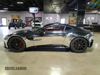 2020 Aston Martin Vantage z VIN SCFSMGAW1LGN03414, wystawiony jako Copart lot #84055064 z przebiegiem 24 509 mil mil oraz Szkody całkowita. Historia ofert i sprzedaży dostępna na DreamBid. Obrazek 3.
